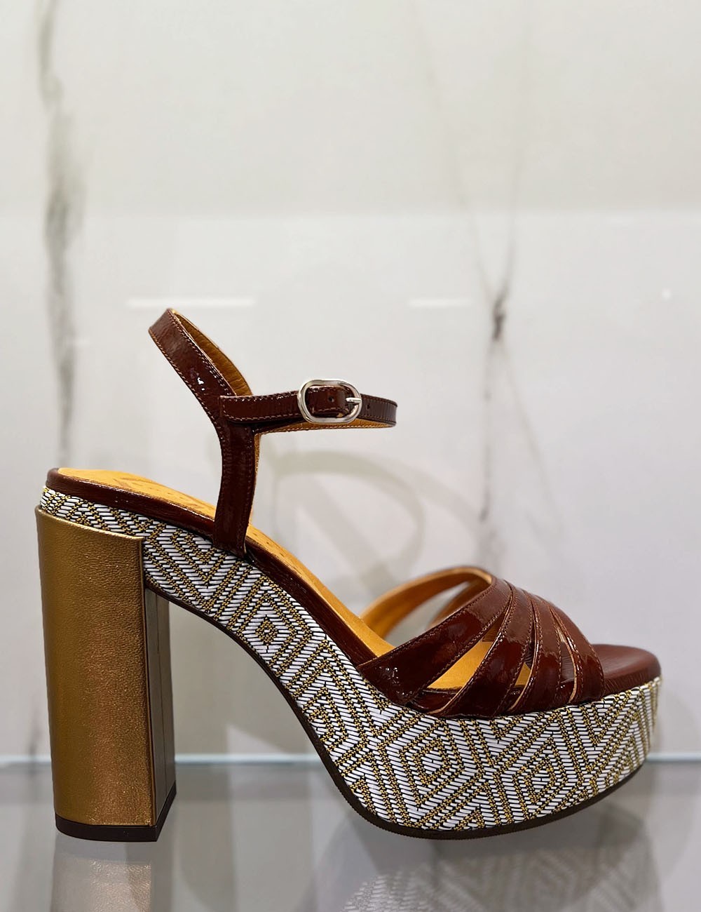 Sandali con plateau JYNKO marrone oro