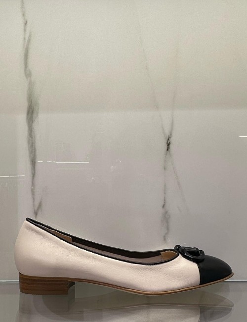 Décolleté Chanel con punta nera