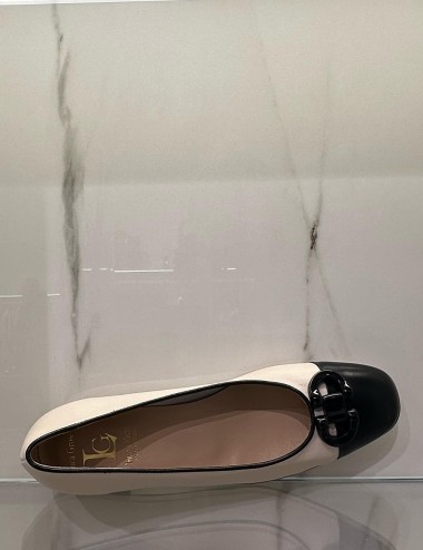 Décolleté Chanel con punta nera