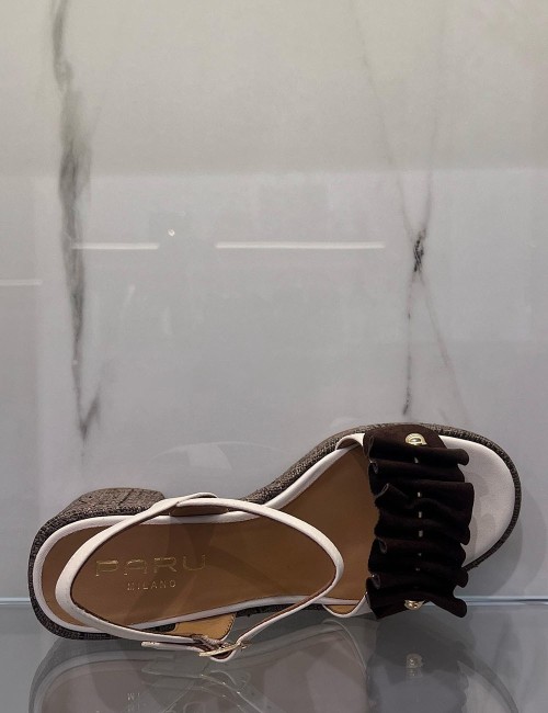 Sandalo con plateau e rouches