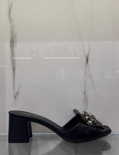 Ciabatta in pelle con gioiello nera