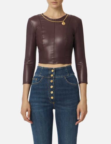 Top con collana e charm merlot